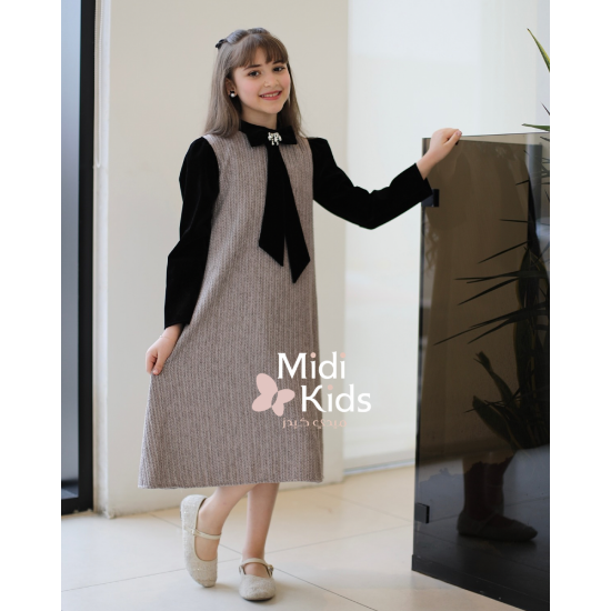 صورة فستان شتوي تريكو فاخر | ياقة وأكمام مخمل أسود وإكسسوار لامع - M3799